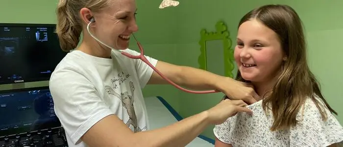 Kinderärztin Stefanie Preiß mit einer ihrer jungen Patientinnen: Das Schöne an der niedergelassenen Medizin ist für sie, dass man die Familien kennenlernt