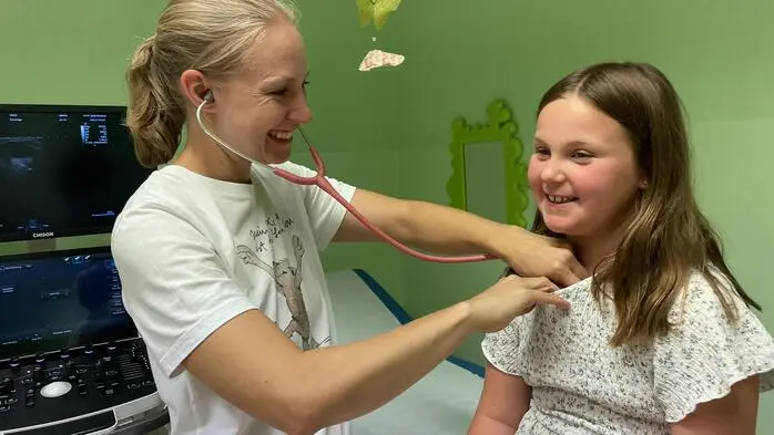 Kinderärztin Stefanie Preiß mit einer ihrer jungen Patientinnen: Das Schöne an der niedergelassenen Medizin ist für sie, dass man die Familien kennenlernt