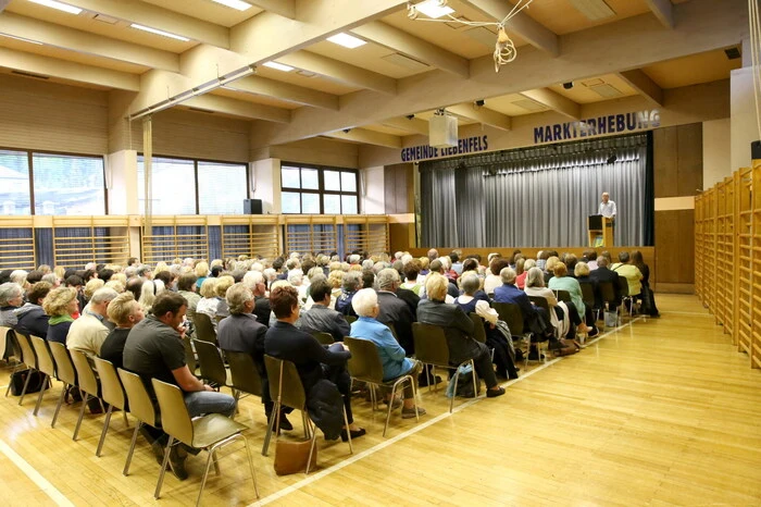 Als aufmerksame Zuhörer unter anderen gesichtet: Bürgermeister Klaus Köchl, der Direktor des Krankenhauses der Barmherzigen Brüder St. Veit, Manfred Kraßnitzer, Manfred Herrnhofer, Vizepräsident des Landesgerichtes Klagenfurt, Pfarrer Bernd Wegscheider sowie der ehemalige St. Veiter Bezirksschulinspektor Lothar Stelzer.