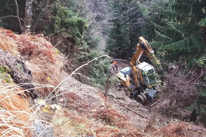 Zehn Geräte von allen Mörtschacher Firmen, 30 Feuerwehrleute und an die 20 private Helfer waren beteiligt, um die Zufahrten zu jedem Hof und Häusern zu gewährleisten.