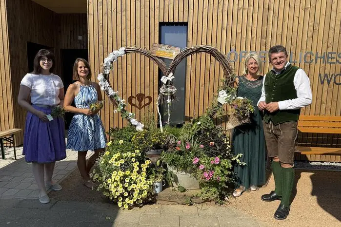 Nach der Segnung der neuen öffentlichen WC-Anlage ...