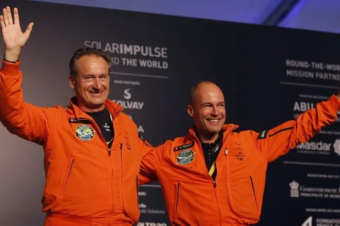 "Wir hatten versprochen, dass wir zurückkommen", sagte der Abenteurer Bertrand Piccard (rechts) - der zusammen mit Andre Borschenberg das Flugzeug steuerte.