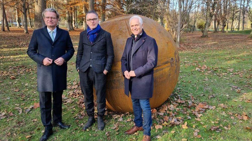 Landesrat Christopher Drexler, Künstler Werner Reiterer und Bürgermeister Helmut Leitenberger vor dem Denkmal