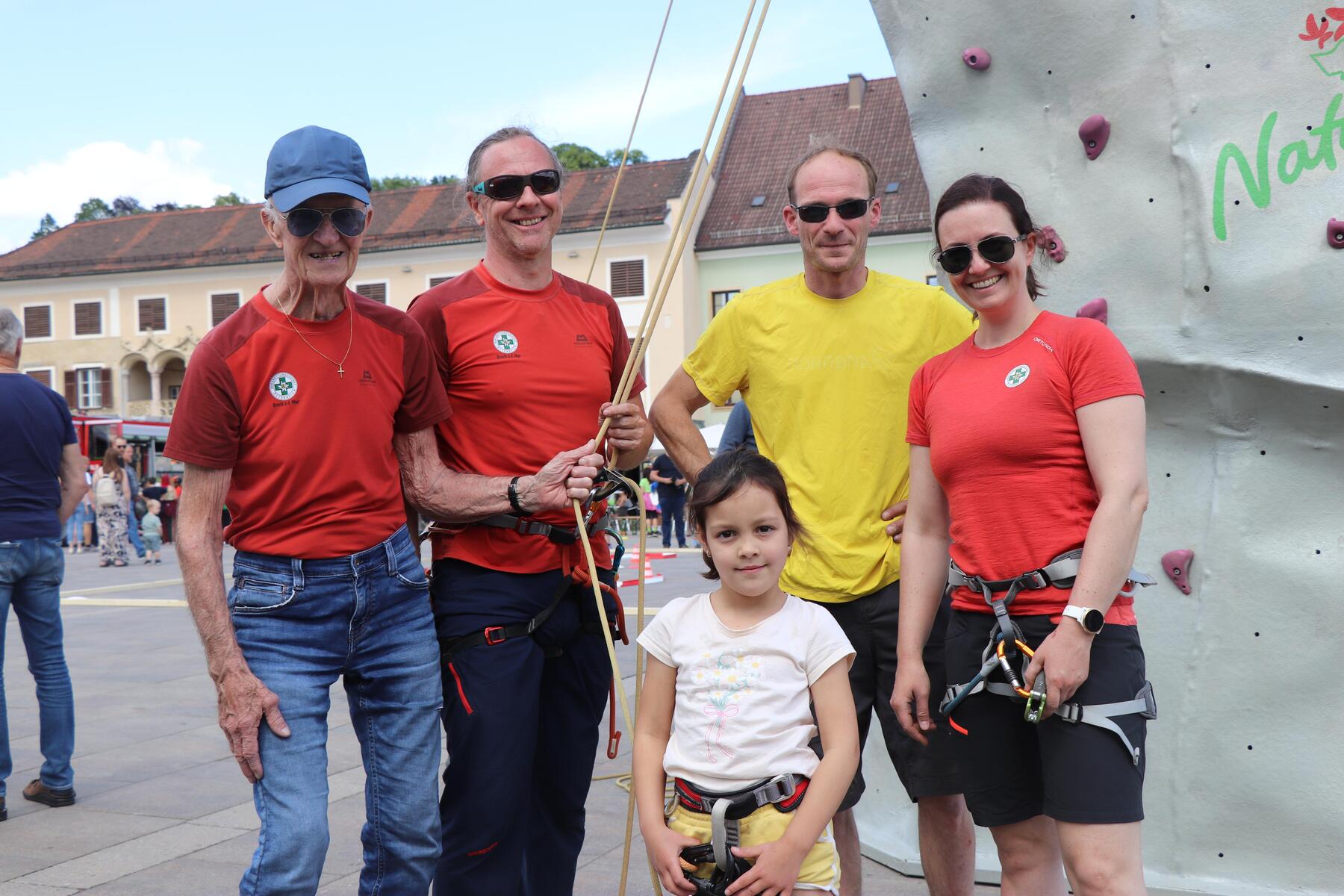 Drehleiter, Tennisball und Bienenstock am Brucker Hauptplatz