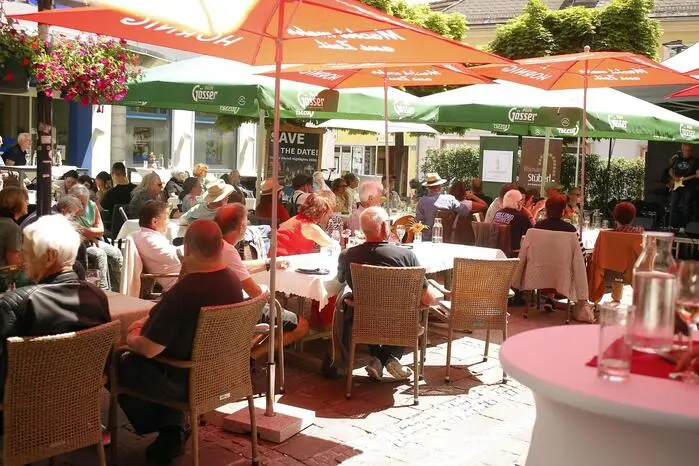 Zum Blues-Brunch eingeladen hatten Petra Reicher und Hannes Rieger. Die beiden führen das Bismarckstüberl seit mittlerweile 19 Jahren und haben das kleine, gediegene Lokal vor drei Jahren zum Kulturheurigen weiterentwickelt. 
