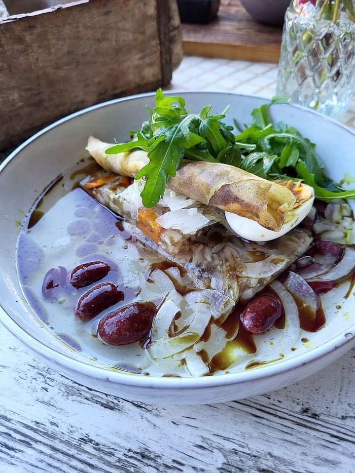 GrafenWirt Sulz mit Rucola, Käferbohnen und Grammelstrudel.