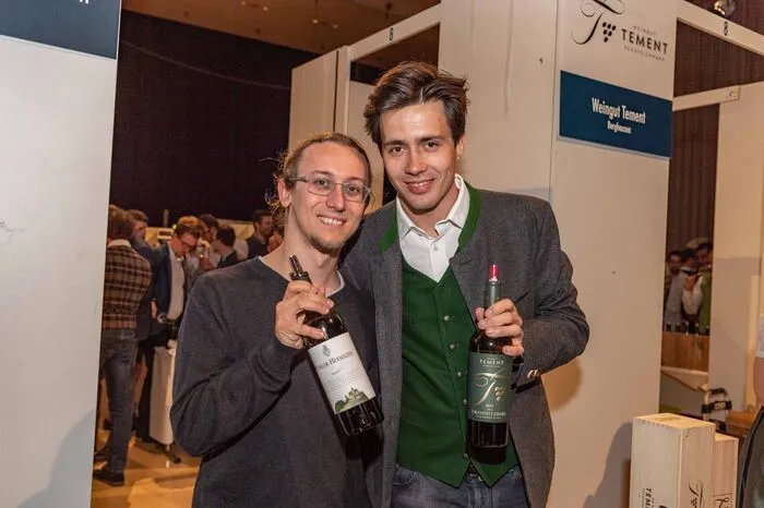 An den Ständen gab es viele Gelegenheiten mit den Winzern persönlich ins Gespräch zu kommen: Hier Christof Winkler-Hermaden und Armin Tement ...