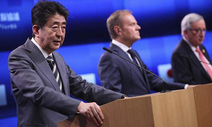 Schmieden an der Zukunft: Shinzo Abe, Donald Tusk, Jean-Claude Juncker