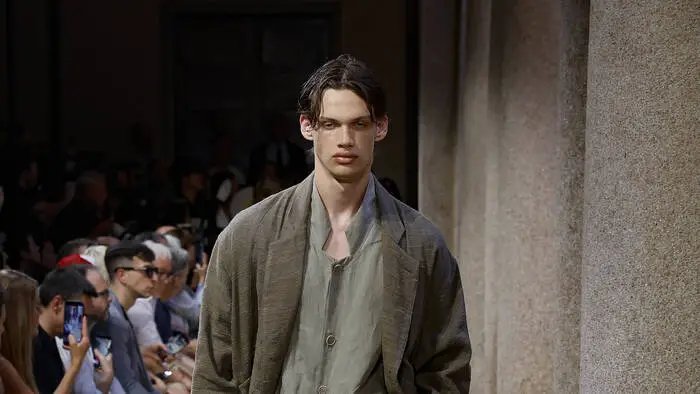 Eleganz gepaart mit der nötigen Portion Lässigkeit: Modell aus der Armani-Kollektion Frühling/Sommer 2027