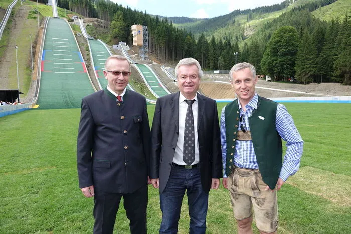 Projektleiter Franz Josef Seiser, Sportlandesrat Anton Lang und NAZ-Geschäftsführer Christian Schwarz im Auslaufbereich der Schanzen. Nun wird schon wieder weiter gearbeitet, denn auch die Unterkunft für die jungen Leistungssportler soll noch umgesetzt werden.