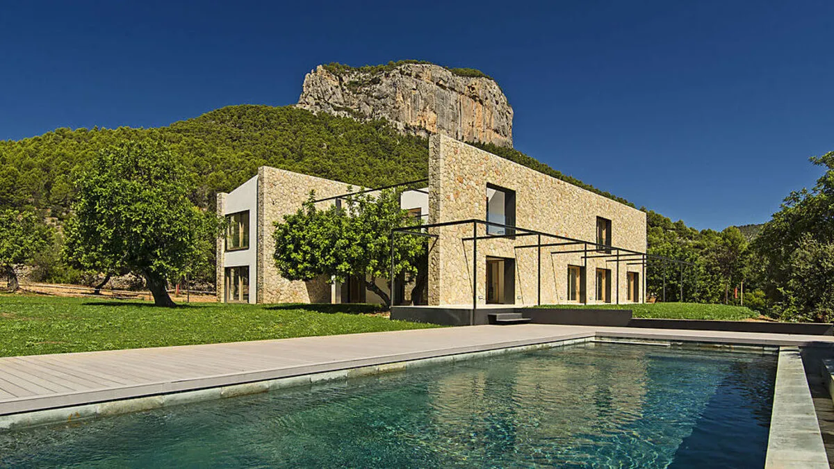 575 m² Wohnfläche, 5 Schlafzimmer mit 5 en Suite Badezimmern sowie einer TV/Spiele Lounge auf der oberen Etage. Zu dieser Villa nahe dem Ort Alaró, 15 Minuten von der Hauptstadt Palma entfernt gehören noch 35.000 Quadratmeter Grund. Kaufpreis: 4,5 Millionen Euro. 