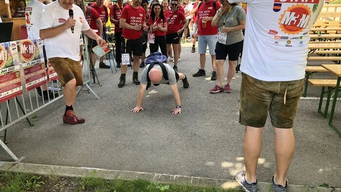 Pfarrer Herbert Kernstock nutzte die letzten Sekunden vor dem Start zum Aufwärmen.