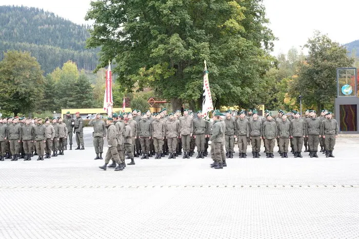 Unter dem Kommando von Reinhard Bacher, stellvertretender Kommandant der Jägerbataillons 18, marschierte das Bataillon auf und bezog auf dem Kasernenhof Stellung.