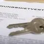 Two keys on an apartment contractImmer mehr Mietverträge sind befristet