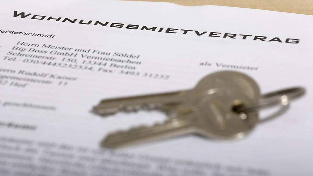 Two keys on an apartment contractImmer mehr Mietverträge sind befristet
