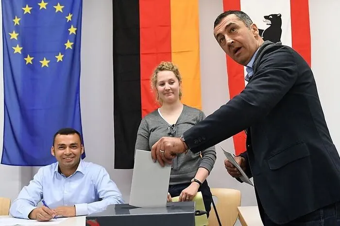 Auch Cem Özdemir ging früh wählen - überall, wo Spitzenkandidaten ihre Stimme abgeben, sind schon Fotografen in Stellung und bitten die Kandidaten zur Pose.