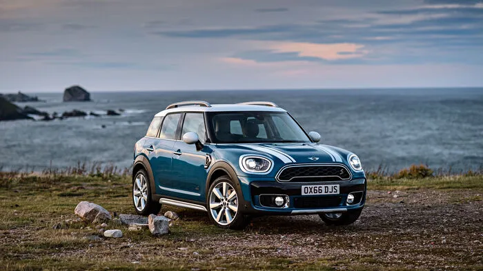 Gleich 20 Zentimeter hat der neue Mini Countryman im Vergleich zum Vorgänger in der Länge zugelegt. Die drei Zentimeter mehr Breite muten da fast schon bescheiden an, viel wichtiger aber: Die zusätzlichen 7,5 Zentimeter Radstand sorgen für geräumige Platzverhältnisse im Innenraum.