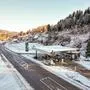 Vogelperspektive einer Tankstelle im Winter, die Straßen sind frei, rundherum ist der Boden  mit Schnee bedeckt, dahinter erheben sich Bäume mit weißen Wipfeln | Die Firma Spar erklärt schriftlich, dass es aktuell kein konkretes Projekt für das Grundstück in Faak gibt