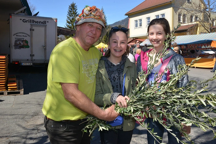 Verkaufte Olivenzweige: Ernst Gebhard mit Theresa und Lisa-Marie.
