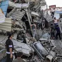 Suche nach Verschütteten unter einem von israelischen Angriffen zerstörten Gebäude in Jabalia in Nord-Gaza