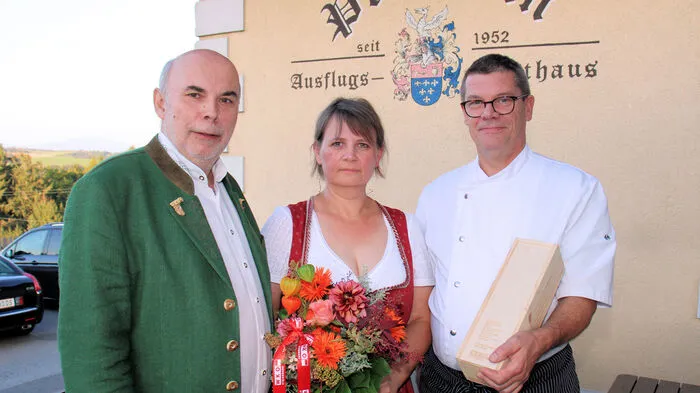 Claudia und Jürgen Schmitz haben das Ausflugsgasthaus Preschan in Voitsberg übernommen. Zur Eröffnung gratulierte Manfred Prettenthaler, Spartensprecher der Wirte in der Wirtschaftskammer.