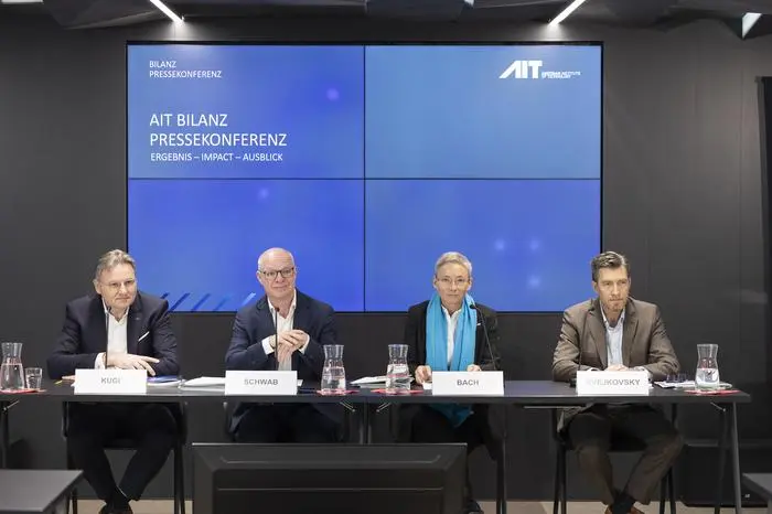Der wissenschaftliche AIT-Direktor Andreas Kugi, Aufsichtsratschef Peter Schwab, Brigitte Bach (Sprecherin der Geschäftsführung des AIT) und  Alexander Svejkovsky, wirtschaftlicher Geschäftsführer des AIT