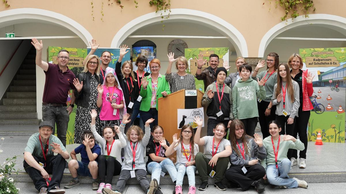 Die Feier zum 10-Jahr-Jubiläum vom Kinderparlament fand im Rathaushof statt