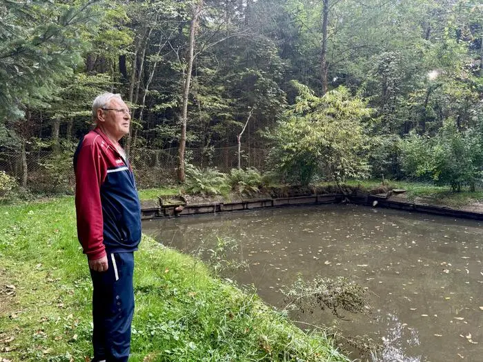 In seinem Fischteich steht nur noch Wasser, weil Engelbert Fötsch derzeit zwei- bis dreimal täglich aus einem Brunnen nachpumpt
