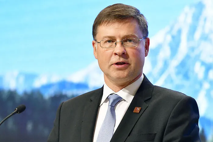 Der Christdemokrat Valdis Dombrovskis (48) ist der dritte "exekutive Vizepräsident". Er ist seit 2014 einer der Kommissionsvizepräsidenten, zuständig für den Euro. Vorher war er von 2009 bis 2013 lettischer Regierungschef. Er ist weiterhin zuständig für Finanzdienstleistungen und Euro, koordiniert darüberhinaus aber Wirtschaft und Soziales.
