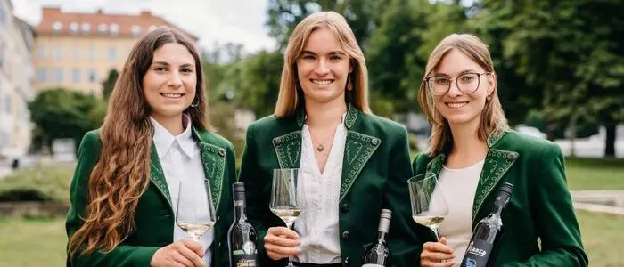 Weinhoheit Sandra (l.), Weinkönigin Cäcilia (M.) und Weinhoheit Julia (r.) werden am Freitag bei der Eröffnung der 56. Steirischen Weinwoche feierlich gekrönt
