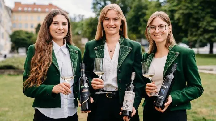 Weinhoheit Sandra (l.), Weinkönigin Cäcilia (M.) und Weinhoheit Julia (r.) werden am Freitag bei der Eröffnung der 56. Steirischen Weinwoche feierlich gekrönt
