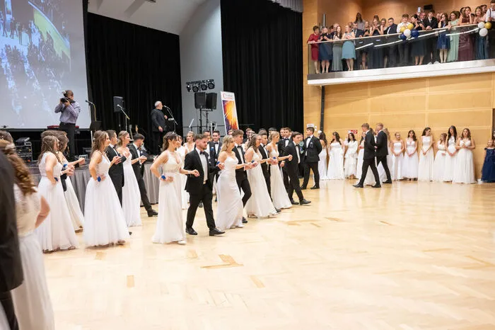 Von der Polonaise bis hin zur Mitternachtseinlage wurde den Ballgästen an diesem Abend dabei einiges geboten. 