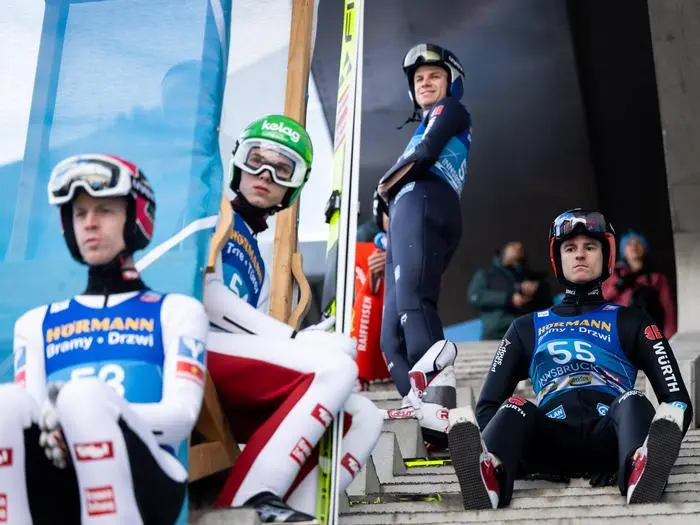 GEIGER Karl Deutschland vor dem Sprung auf dem Schanzenturm, daneben HAYBOECK Michael Oesterreich, ORTNER Maximilian Oesterreich, WELLINGER Andreas Deutschland, AUT, FIS Viessmann Skisprung Weltcup, Vierschanzentournee Bergiselspringen Innsbruck, Qualifikation, Saison 2024/2025, 03.01.2025 GER, FIS Viessmann Skisprung Weltcup, Vierschanzentournee Bergiselspringen Innsbruck, Qualifikation, Saison 2024/2025, 03.01.2025 Innsbruck *** GEIGER Karl Germany before the jump on the ski jump tower, next to him HAYBOECK Michael Oesterreich , ORTNER Maximilian Oesterreich , WELLINGER Andreas Germany , AUT, FIS Viessmann Ski Jumping World Cup, Four Hills Tournament Bergiselspringen Innsbruck, qualification, season 2024 2025, 03 01 2025 GER, FIS Viessmann Ski Jumping World Cup, Four Hills Tournament Bergiselspringen Innsbruck, qualification, season 2024 2025, 03 01 2025 Innsbruck Copyright: xEibner-Pressefoto/Memmlerx EP_MMR