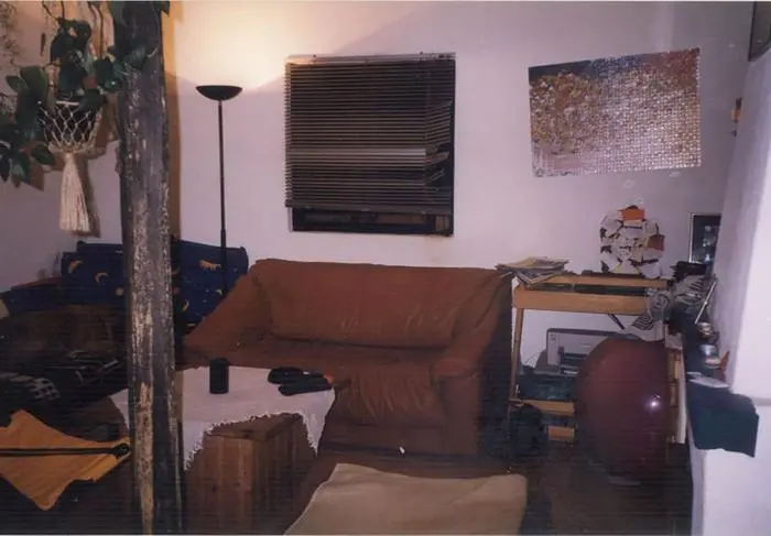 Das Wohzimmer des Tatverdächtigen in seiner portugiesischen Unterkunft.