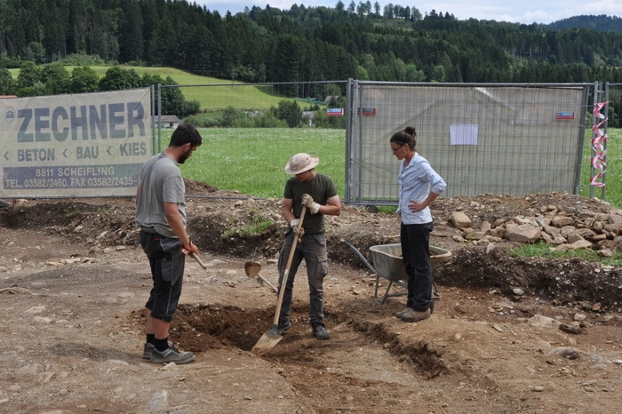 In der Nähe des Schlosses Lind werden prähistorische Fundstellen untersucht, mit Unterstützung der Arbeitslreises Neumarkter Hochtal und der Marktgemeinde Neumarkt.