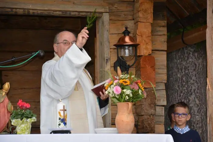 Prälat Rupert Kroisleitner segnete im Beisein der Besitzer der Bratl-Alm und der gesamten Familie Fast-Kern die Kapelle sowie eine Statue des heiligen Urban und die Glocke der Holzkapelle.