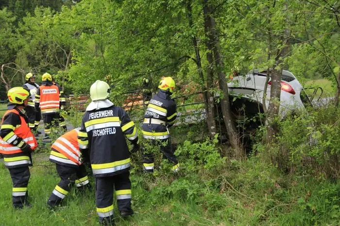Dazu mussten mehrere Bäume gefällt werden, berichtete Hauptbrandinspektor Andreas Hopf von der Feuerwehr Bischoffeld.  