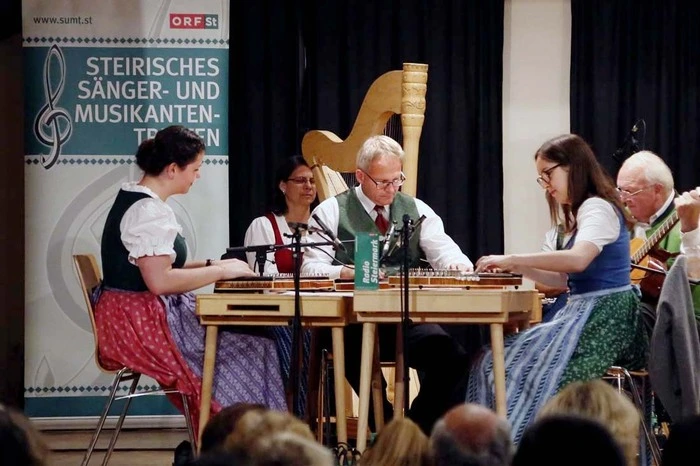 ...mit der Volkskultur des Landes, Thermengemeinde und Tourismusverband Bad Blumau.