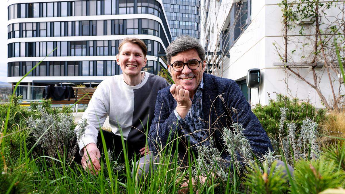 Fabio Steiner und Botschafter Andreas Jäger vom Verein Gründa, hier am begrünten Dach des Merkur Campus