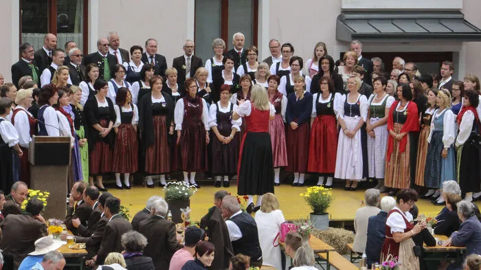 Die Sängerlandschaft Oberkärntens rückte aus und gratulierte dem Gemischten Chor Maltatal zum 40. Bestandsjubiläum. Auch Sänger aus Dellach im Gailtal und Köttmannsdorf mischten sich unter die Gratulanten.