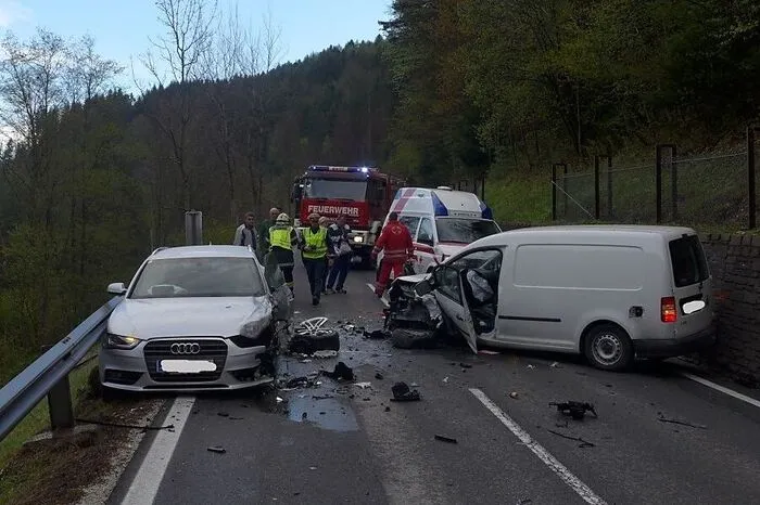 Zwei Personen wurden bei einem Frontalzusammenstoß in Koglhof verletzt. Die B72 war infolge zweieinhalb Stunden lang gesperrt.