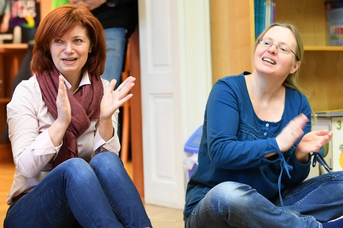 Josefa Schatzmayr und Pia Grunner-Reimoser bereiten die Lesekuschel-Vormittage auf.
