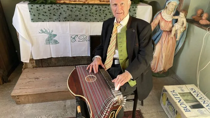 Ein Ohrenschmaus: Hermann Duer spielt auf seiner Zither.