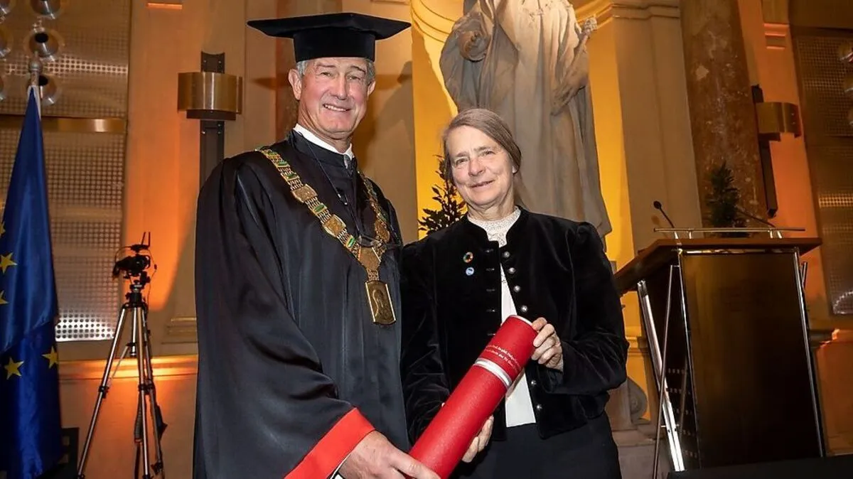 Rektor Harald Kainz übergibt vor der Statue von Kaiser Franz Josef in der Aula der Technischen Universität Graz die Ehrendoktorwürde an die engagierte Klimaforscherin Helg Kromp-Kolb