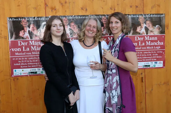 Termine im Albecker Schlosstheater: 7. Juli bis 25. August 2018, jeden Donnerstag, Freitag und Samstag, 20 Uhr.Nachmittagsvorstellungen: Sonntag, 22. Juli, 15 Uhr und Sonntag, 12. August, 15 Uhr.Karten- und Dinnerreservierung: 0650/57 52 066.