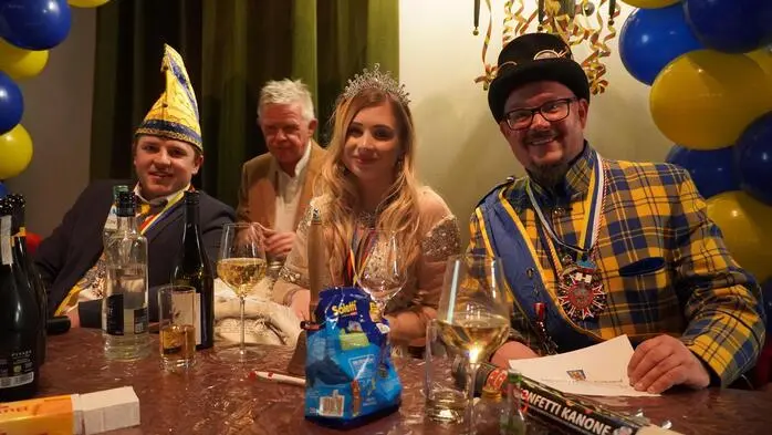 Das Prinzenpaar Prinzessin Stefanie III., Stefanie Heufler, und Prinz Gaudius von Lustig XXVII., Stefan Risser, mit dem Präsidenten Michael Dabernig