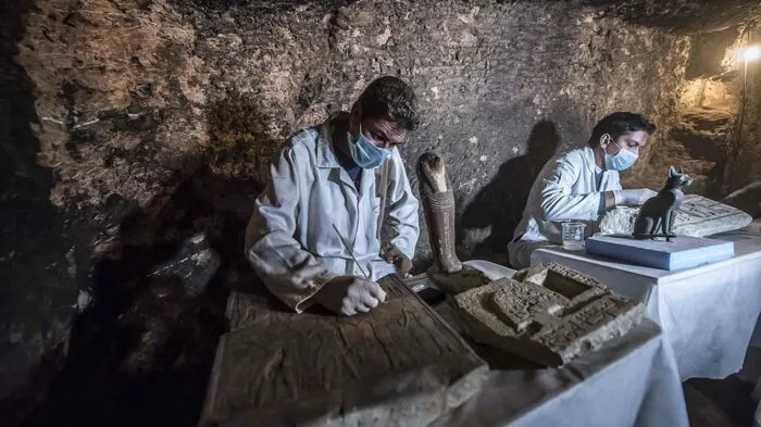 Insgesamt seien am Rand der Nekropole von Sakkara südlich von Kairo sieben Sarkophage gefunden worden. 