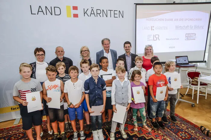 Anschließend erhielten die Teilnehmer der Chemie-Gruppe 1 ihre Zertifikate. Hinten von links: Landeshauptmann-Stellvertreterin Beate Prettner, Brachtl, Dagmar Zöhrer, Landesschulinspektorin für Sonderpädagogik und Begabungsförderung, Bildungsdirektor Rudolf Altersberger und Wolfgang Pucher von der Industriellenvereinigung Kärnten, die mit dem Verein "Wirtschaft für Bildung´" die BBF unterstützt.