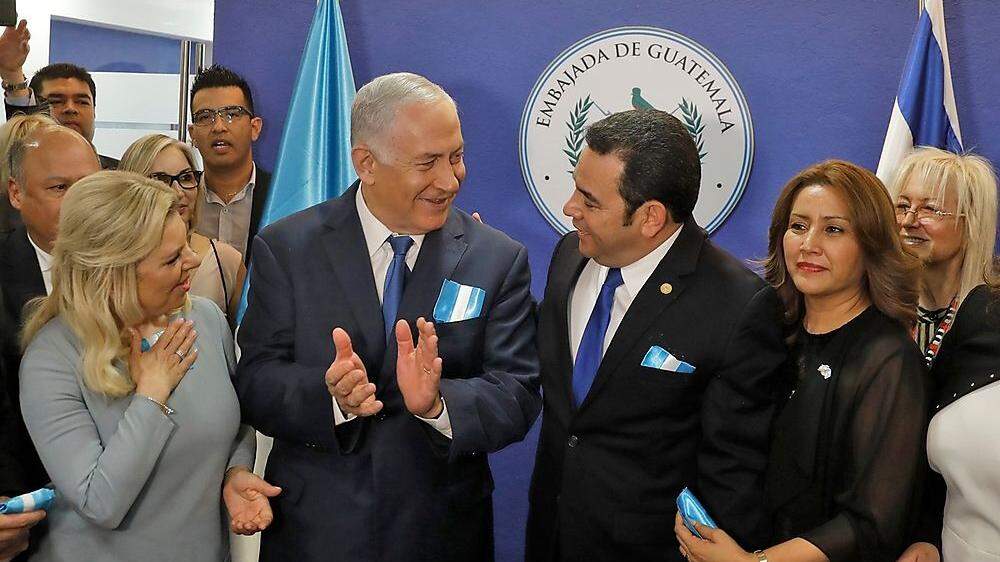 Netanjahu und Jimmy Morales, mit ihren Ehefrauen, bei der Botschaftsverlegung
