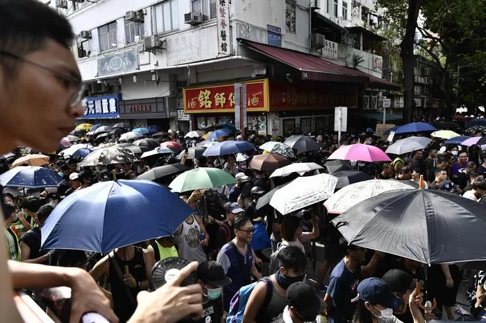Hongkongs Polizeibehörde untersagte den geplanten Marsch mit der Begründung, dass es zu gewaltsamen Ausschreitungen kommen könnte. In sozialen Netzwerken riefen Protestler dennoch dazu auf, nach Yuen Long zu kommen.  